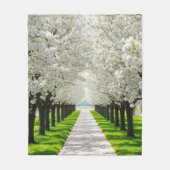 "静寂への居心地の良い道 – フローラキャノピスロー" フリースブランケット (正面)