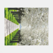 "静寂への居心地の良い道 – フローラキャノピスロー" フリースブランケット (正面(横))