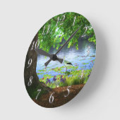 静水時計の横に ラウンド壁時計 (傾斜)