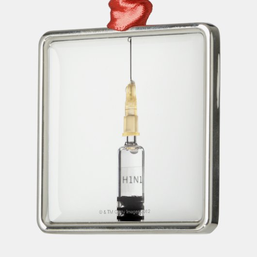 静物画、白い背景 メタルオーナメント (左)