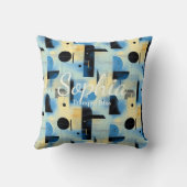 静謐な水晶 – 青とクリーム幾何学模様アクセント クッション (裏面)