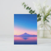 静謐な紫色の山湖の夕焼け ポストカード (スタンド正面)