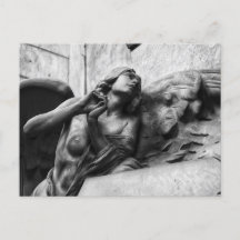 静謐な視線を天に向けた美しい天使