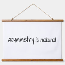 非対称は天然木材の上に壁のタペストリーである