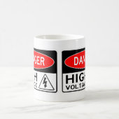 非常におもしろい危険な高電圧標識コーヒーマグ コーヒーマグカップ (中央)