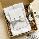 非常にシンプル白い金ゴールドイヤリング表示カード<br><div class="desc">自分の編集可能な文字モノグラムと保イヤリング用の2つのプリント穴マーカーを持つ保護このシンプルとイヤリング表示ホルダーで組織され、組織された製品と製品を表示する。お店の窓、店内、ソーシャルメディアでの使用に最適。あなたのジュエリーは本当にあなたのショップウィンドウユニークでディスプレイ上で目立つことができる製品の写真や優れたパッケージと顧客の注文保護のためのこと。色、フォント、文字、サイズを編集できる。</div>