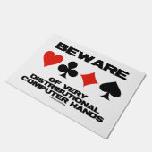 非常に分散したコンピューターの手に注意する ドアマット (アングル)