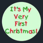 非常に初めてのクリスマスTシャツとギフト ラウンドシール<br><div class="desc">赤と緑の子供のスタイル読文字"それは私の非常に初めてのクリスマス!"休日トートバッグ、ボディスーツ、彼らの初めてのクリスマスであるベビーのためのTシャツ祝の！</div>