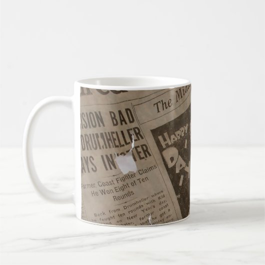 非常に古い新聞に目を引く コーヒーマグカップ (左)