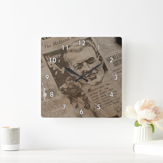 非常に古い新聞に目を引く スクエア壁時計 (ホーム)