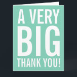 非常に大きい特大のミントの感謝の気持ちを表すグリーティングカード サンキューカード<br><div class="desc">非常に大きい特大のミントグリーンの感謝の気持ちを表すグリーティングカード。 友達、家族、コーチ、ママ、パパ、音楽の先生、学校の先生、看護師、上司、従業員などに感謝する巨大なカード。 現代風の大きな文字のタイポグラフィーと明るい色の背景を持つXLの超大型デザイン。  カスタマイズ可能な感謝のメッセージと背景色。また、結婚式、ブライズシャワー、ベビーシャワーにも最適。 男性、女性、子供に適しています。 テンプレートテキスト。</div>