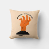 非常に恐れている文字不気味なハロウィーンハンドオレンジ クッション (正面)