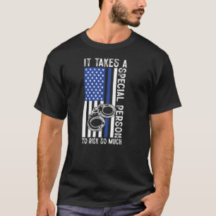 非常に政治的な危険を冒す特別な人を青い線で示す Tシャツ