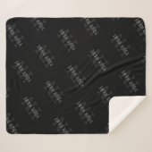 非常に濃いグレーと黒のモノグラム名パターン シェルパブランケット (正面(横))