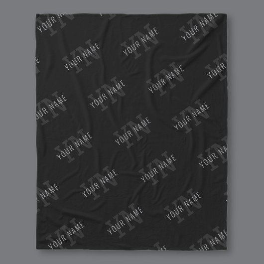 非常に濃いグレーと黒のモノグラム名パターン フリースブランケット