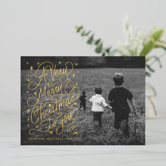 非常に陽気なクリスマスの手のレタリングの写真カード 箔招待状 (立ち正面)