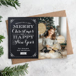 非常に陽気なクリスマスチョークボードホリデーフォトカード シーズンカード<br><div class="desc">可愛いモダンクリスマスの休日の写真カードのデザインは、印刷されたチョークボードのテクスチャ背景にお洒落は読、非常に陽気なクリスマスと幸福な新年を望む家族の写真とおもしろいのタイポグラフィのためのフェイク宇宙を備えている。家族の名前と年でデザインをパーソナライズする。甘い調整水玉模様のパターンの背面。ITクリックボタカスタマイズンはフォントを移動し、文字を移動し、独自のホリデーフォトカードデザインを作成します。</div>