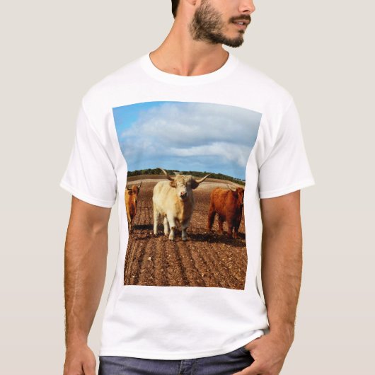 非常に高いけな地の牛が三人 Tシャツ (正面)