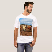 非常に高いけな地の牛が三人 Tシャツ (正面フル)