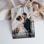 非常結婚した |ホワイトスクリプトのクリスマス ポストカード<br><div class="desc">フォトモダンオーバーレイデザインとパーソナライズされた文字。</div>