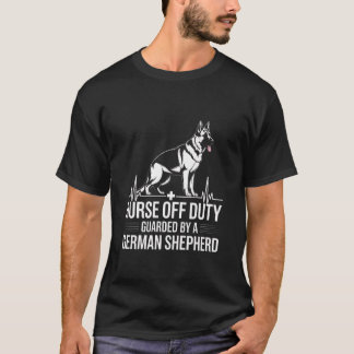非番の看護師 ドイツ牧羊犬に守られている ロングS Tシャツ