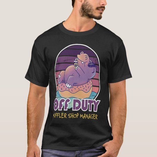 非番マフラーショップマネージャー 職場の同僚 Tシャツ (正面)