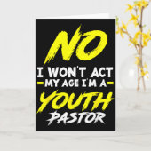 面白いことに、私は年齢らしく振る舞わない。私は青少年担当の牧師だよ、キリスト教徒だって カード (黄色い花)