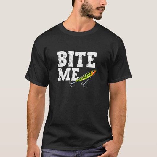面白いつり人「咬まれちゃった」ルアー スポーツフィッシング Tシャツ (正面)
