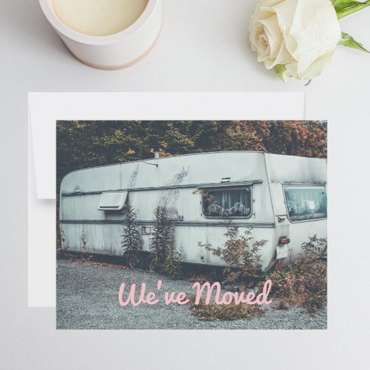 面白いね、私たちの引っ越し、古い白いトレーラーハウスよ 案内状