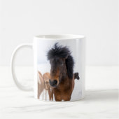 面白いアイスランド馬の肖像画 コーヒーマグカップ (左)