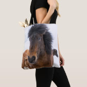 面白いアイスランド馬の肖像画 トートバッグ (クローズアップ)