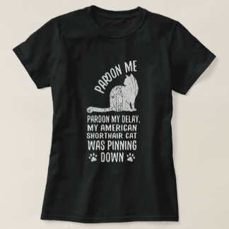 面白いアメリカンショートヘアの猫が押さえつけているアート Tシャツ