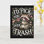 面白いアライグマのバレンタインカード - ゴミよりあなたを選ぶ カード (黄色い花)
