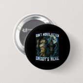 面白いアルファウルフ、「心配するな子猫、パパが来たよ」 缶バッジ (正面&裏面)