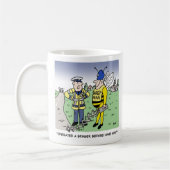 面白いイギリス交通警察のキャラクター コーヒーマグカップ (左)