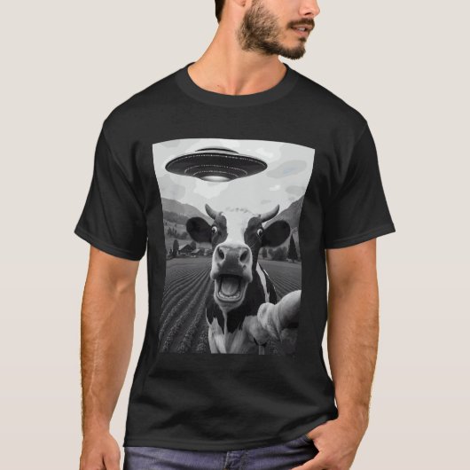 面白いエイリアンUFO牛誘拐セルフィー Tシャツ (正面)