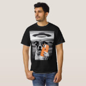 面白いエイリアンUFO犬の自撮り - かっこいい猫と宇宙UFO Tシャツ (正面フル)