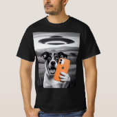 面白いエイリアンUFO犬の自撮り - かっこいい猫と宇宙UFO Tシャツ (正面)