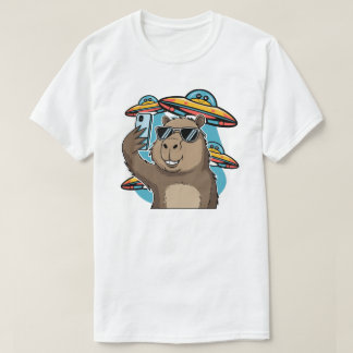 面白いカピバラのUFOエイリアン宇宙船セルフィーTシャツ Tシャツ