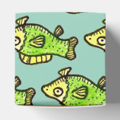 面白いキャラクターの緑の魚のイラスト フェイバーボックス (上部)