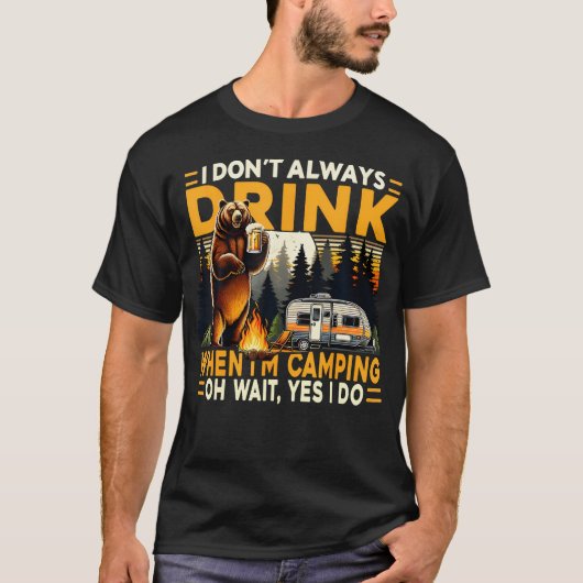面白いキャンプクマビール飲みチームキャンプファイヤー Tシャツ (正面)