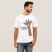 面白いキリンのビンテージ風彫刻Tシャツデザイン Tシャツ (正面フル)