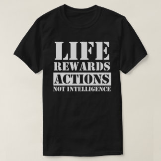 面白いギフト　人生は知能ではなく行動に報いる Tシャツ