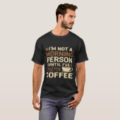 面白いコーヒー好き '朝の人じゃない' Tシャツ (正面フル)