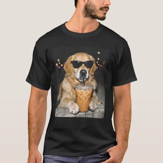 面白いゴールデンレトリバー アイスコーヒーを飲む犬 私 Tシャツ (正面)