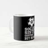面白いサッカー姉妹 サポートする兄弟 サッカー ファン コーヒーマグカップ (正面左)