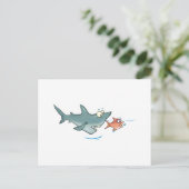 面白いサメが魚を追いかける ポストカード (スタンド正面)