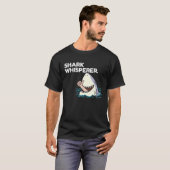 面白いサメのささやき人 Tシャツ (正面フル)