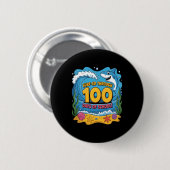 面白いサメの100日間サーフィンスクール 缶バッジ (正面&裏面)