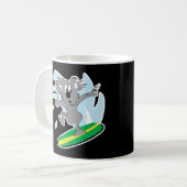 面白いサーフィンをするコアラのクマ コーヒーマグカップ (正面左)